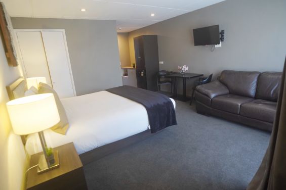 Queen Studio bed and lounge