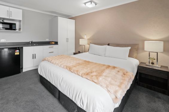 King Spa Studio king-size bed