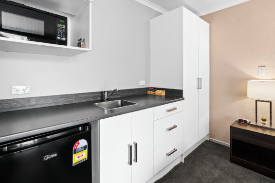 King Spa Studio kitchenette