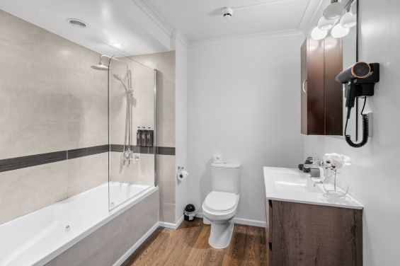 King Spa Studio bathroom