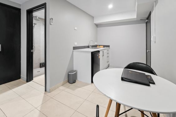 King Twin Kitchen Studio dining table