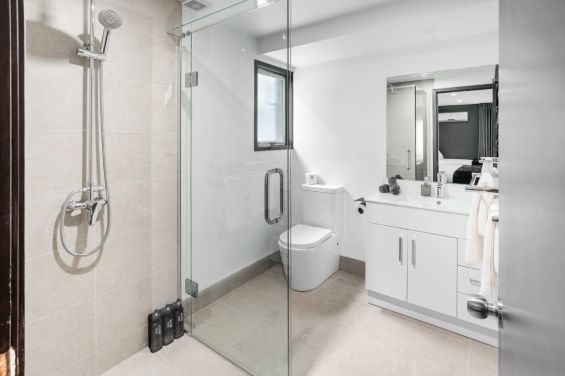 Interconnecting 2 Studios bathroom