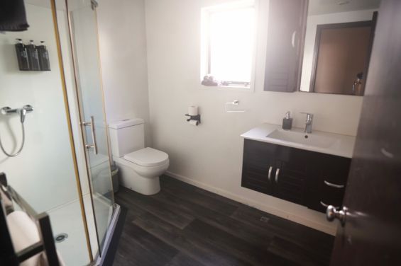 Interconnecting 2 Studios bathroom